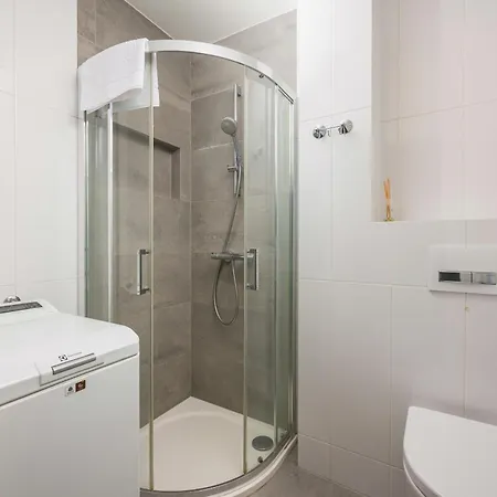 Chmielna Downtown By Bookinghost