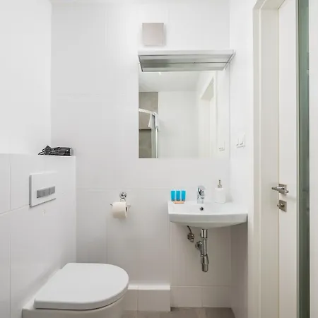 Chmielna Downtown By Bookinghost *