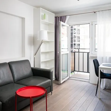 Chmielna Downtown By Bookinghost *